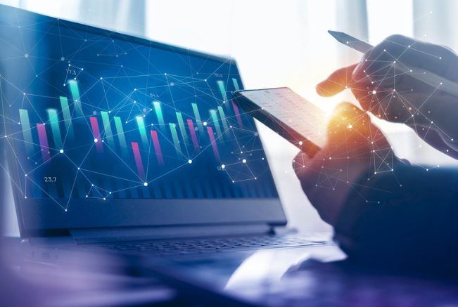 person looking at computer evaluation ai and search visibility.